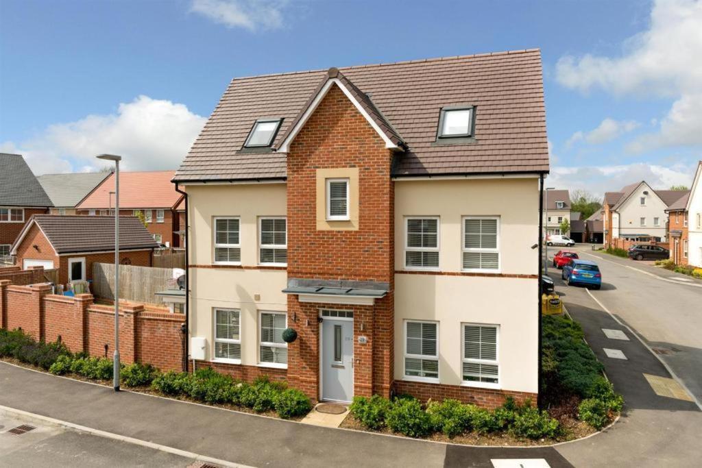 Beautiful 4 Bedroom Treasure Home Hemel Hempstead Εξωτερικό φωτογραφία