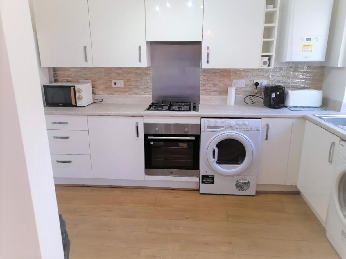 Beautiful 4 Bedroom Treasure Home Hemel Hempstead Εξωτερικό φωτογραφία